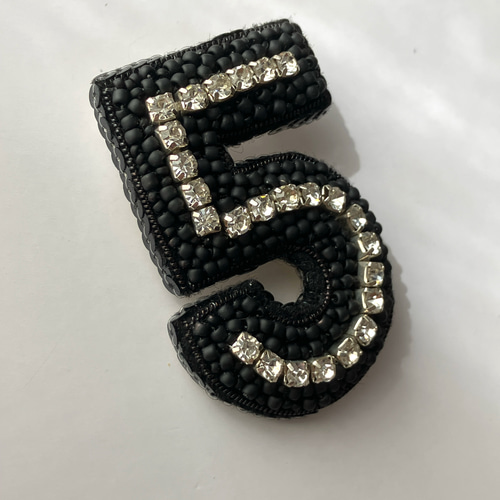 ビーズ刺繍ブローチ クール №5 モチーフ 数字 5 ビジュー×マット