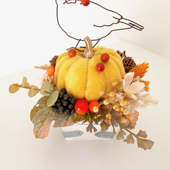 赤い実を運ぶ文鳥の実りの秋アレンジメント 3枚目の画像
