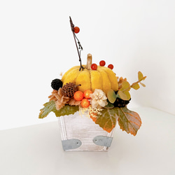 赤い実を運ぶ文鳥の実りの秋アレンジメント 5枚目の画像