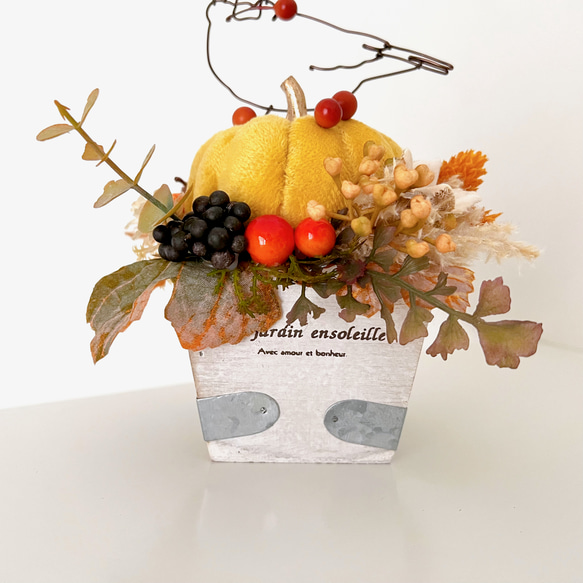 赤い実を運ぶ文鳥の実りの秋アレンジメント 4枚目の画像