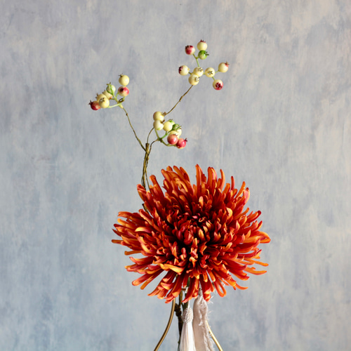 大輪オレンジ菊とホワイトベリー】｜アーティフィシャルフラワー 花瓶