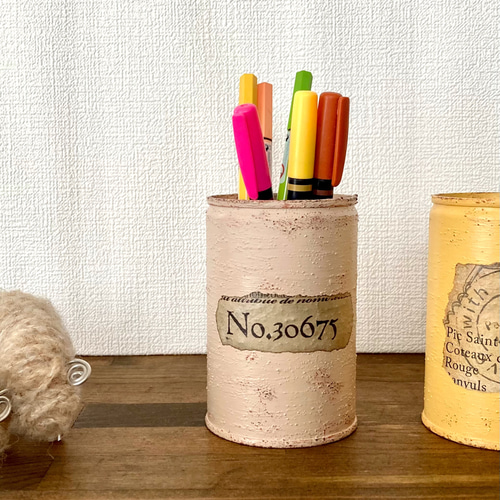 送料無料！ リメイク缶 ピンクベージュのペン立て ペン・筆記用具
