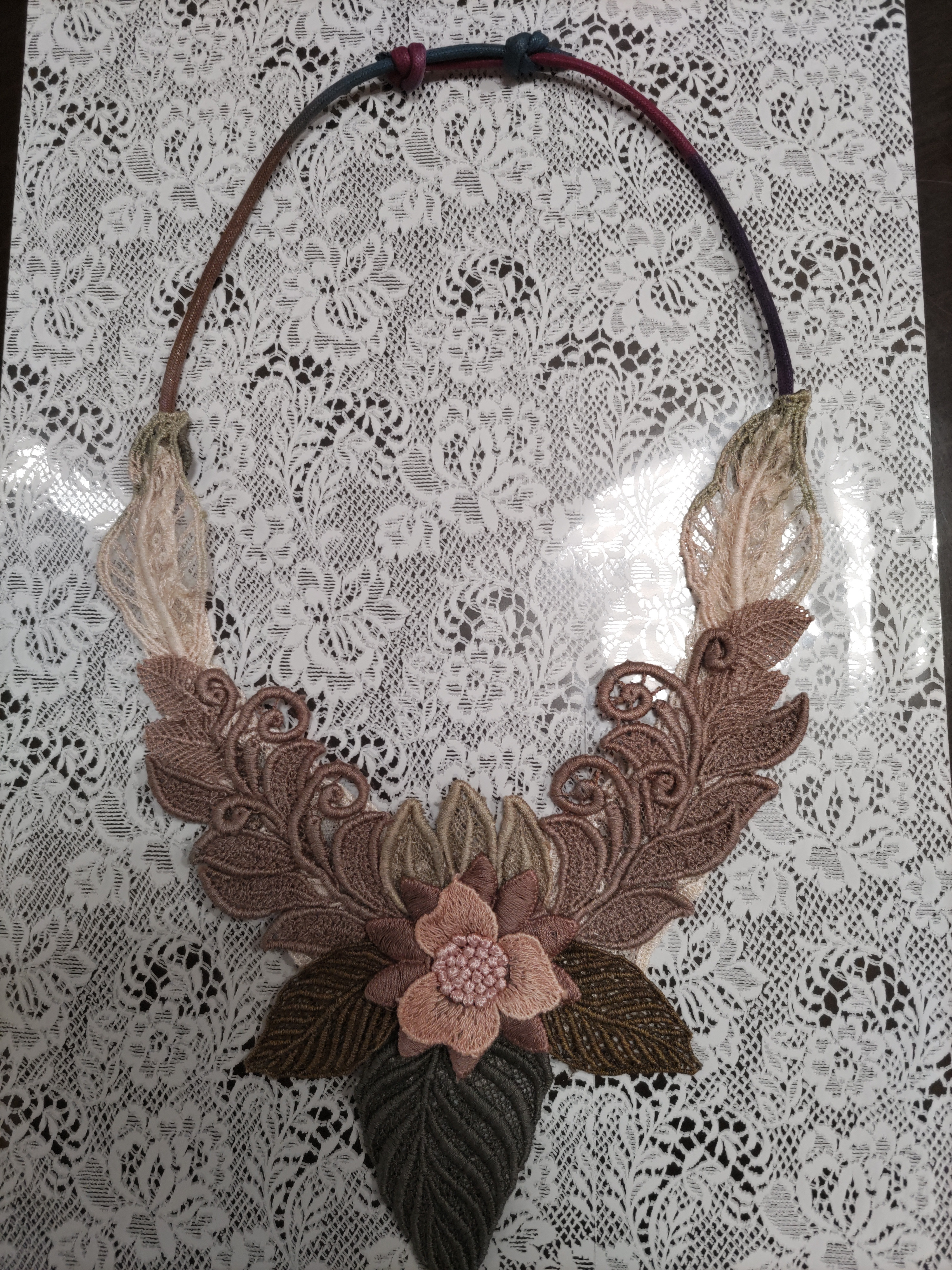 レースのネックレス