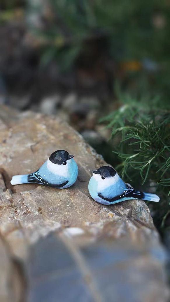 2つ カササギ 木彫りの小鳥 置物 3枚目の画像