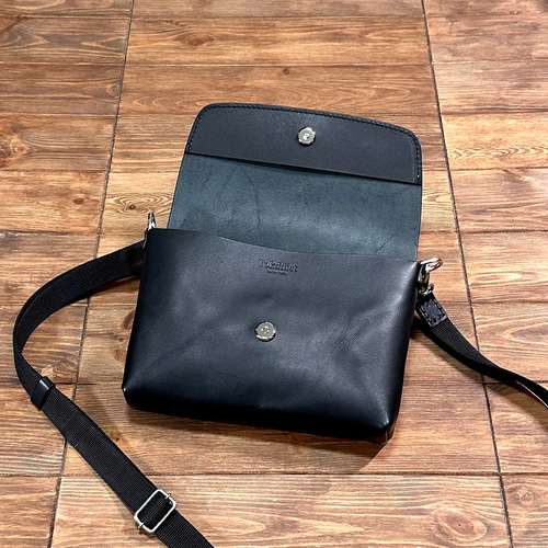 荷物と見た目をスッキリさせる小さくて軽いミニショルダーバッグ