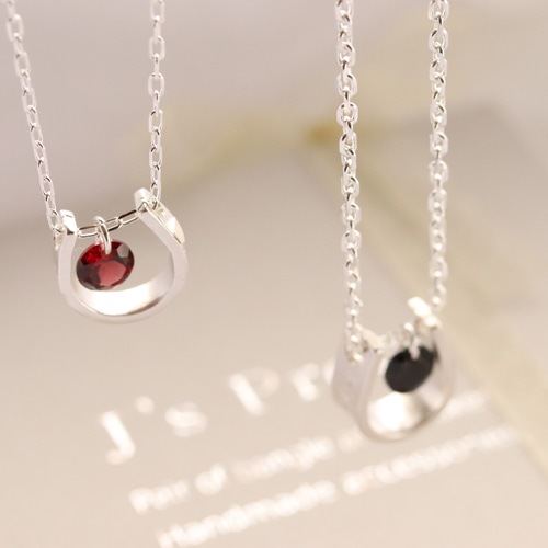 ガーネット馬蹄ホースシューシルバーネックレス4mm幸運【選べるギフト