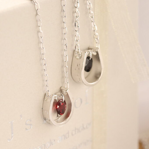 ガーネット馬蹄ホースシューシルバーネックレス4mm幸運【選べるギフト