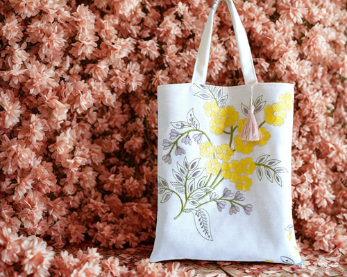 アイボリー に光沢がある花柄刺繍 ハンドバッグと草履セット 送料無料・3日以内発送】A4が入る！アイボリーベースに黄色いお花の