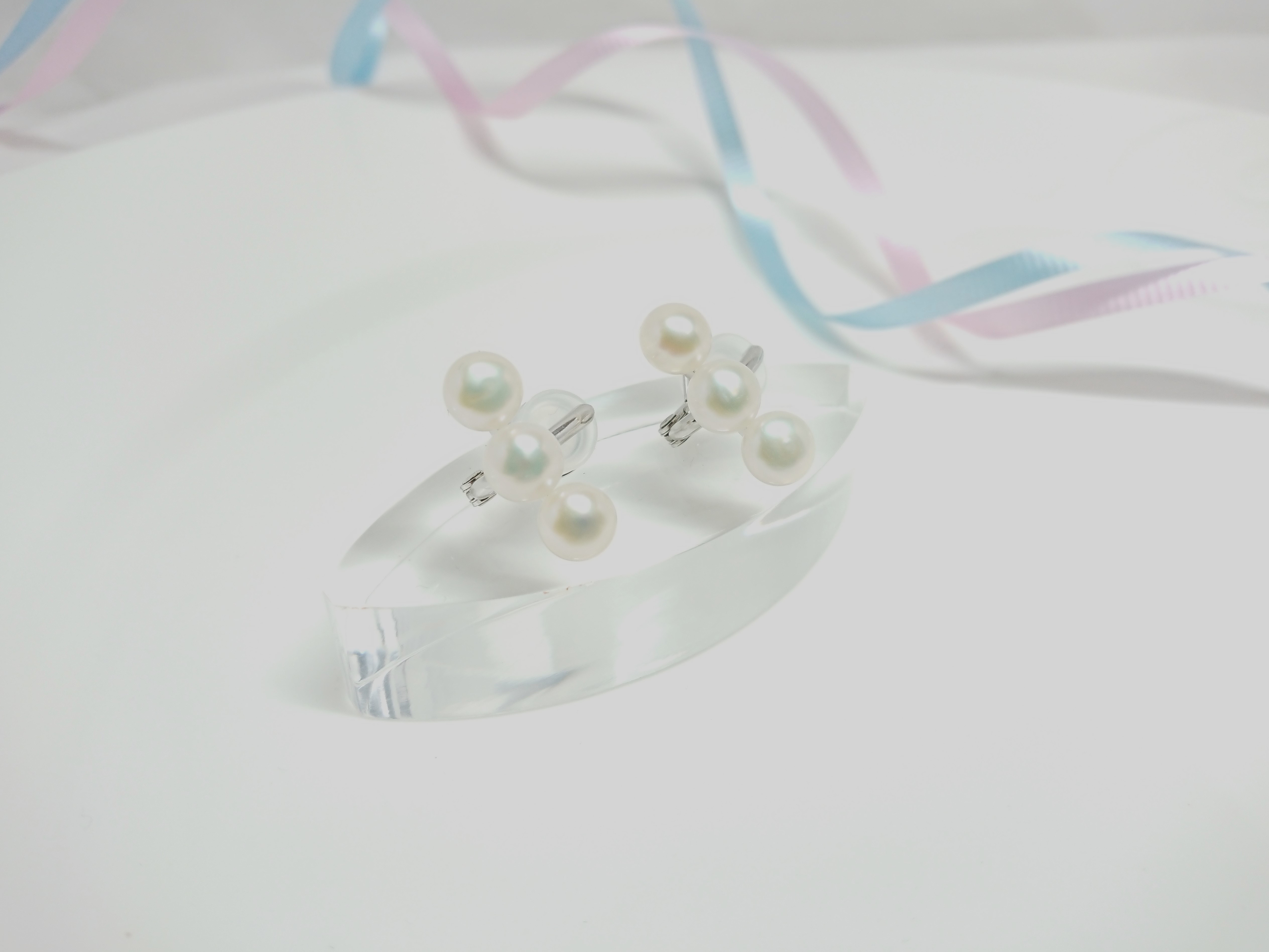 ⭐️【大人気！軽やかで華やかな3粒パールイヤリング/ピアス】　シンプルで使いやすいデザイン　保証書