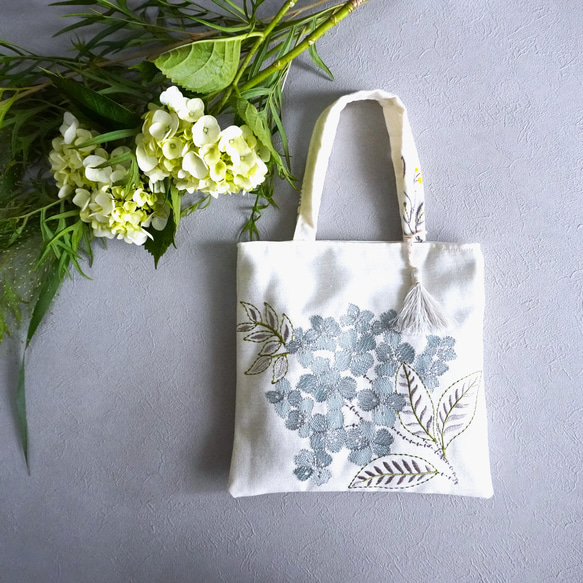 ちょっとそこまでお散歩バッグ♪ アイボリーベースに水色のお花の刺繍