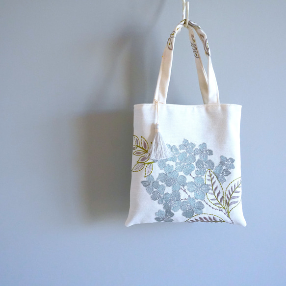 ちょっとそこまでお散歩バッグ♪　アイボリーベースに水色のお花の刺繍　大人のトートバッグ-　M2310BE16BT 1枚目の画像