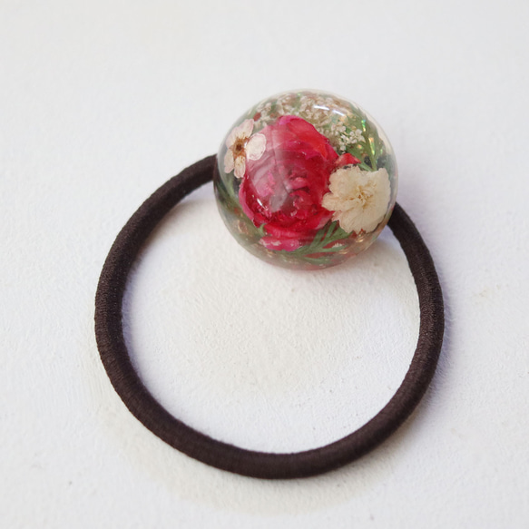 【ramillete 小さな花束】赤バラとコデマリのヘアゴム（丸型） 1枚目の画像