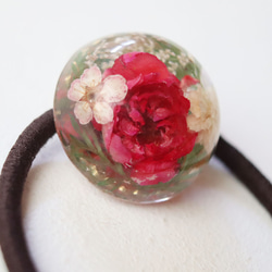 【ramillete 小さな花束】赤バラとコデマリのヘアゴム（丸型） 2枚目の画像