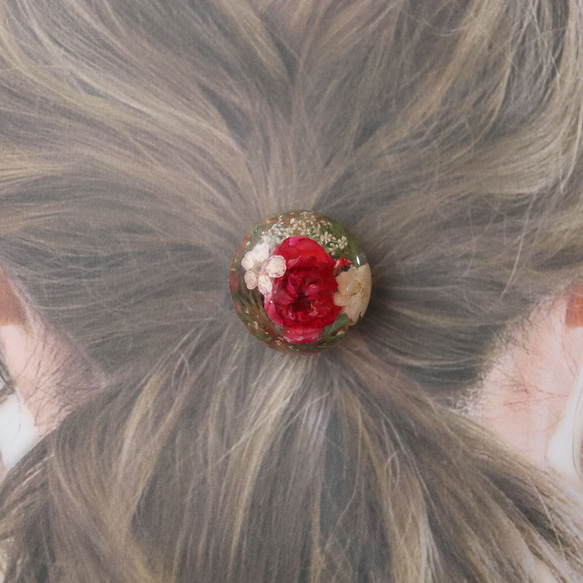 【ramillete 小さな花束】赤バラとコデマリのヘアゴム（丸型） 4枚目の画像