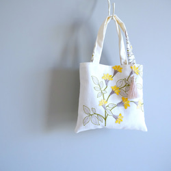 【残1点】ちょっとそこまでお散歩バッグ♪　ベージュベースに黄色いお花の刺繍　大人のトートバッグ-　M2310BE02BT 1枚目の画像