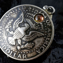 ビンテージ コイン ペンダントトップ、11336-494ドームドーム加工の個性的 コインペンダント、 本物の外国コイン 5枚目の画像
