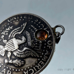 ビンテージ コイン ペンダントトップ、11336-494ドームドーム加工の個性的 コインペンダント、 本物の外国コイン 2枚目の画像