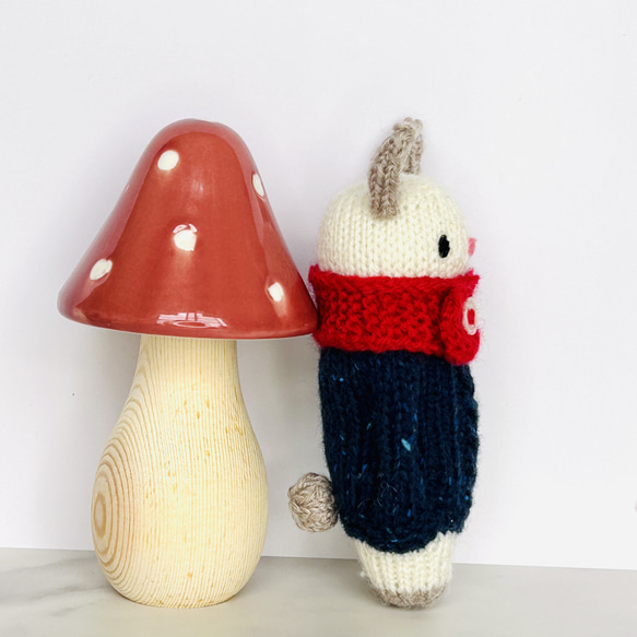 ネイビーケーブルセーター　うさぎ　赤スヌード　スウェーデン編み人形　ぼうぐるみ　編みぐるみ 3枚目の画像