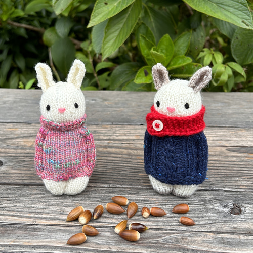 ネイビーケーブルセーター うさぎ 赤スヌード スウェーデン編み人形