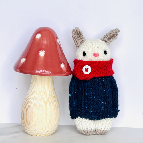 ネイビーケーブルセーター うさぎ 赤スヌード スウェーデン編み人形