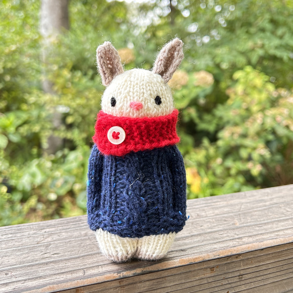 ネイビーケーブルセーター　うさぎ　赤スヌード　スウェーデン編み人形　ぼうぐるみ　編みぐるみ 1枚目の画像