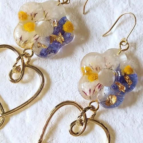 ⋆⸜値下げ⸝⋆*ぷちお花×ゴールドハート 揺れるピアスorイヤリング  