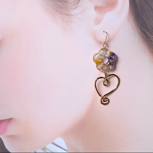 ⋆⸜値下げ⸝⋆*ぷちお花×ゴールドハート 揺れるピアスorイヤリング 