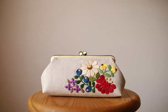 ナチュラルリネン　花刺繍　がま口ポーチ　L 4枚目の画像