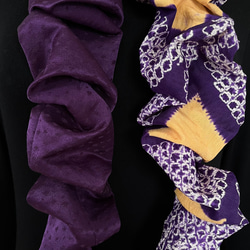 レアなアンティーク着物と、ちりめん着物でリメイク。２トーンのタック入りクシュクシュスカーフ。一点ものの紫の着物スカーフ 7枚目の画像