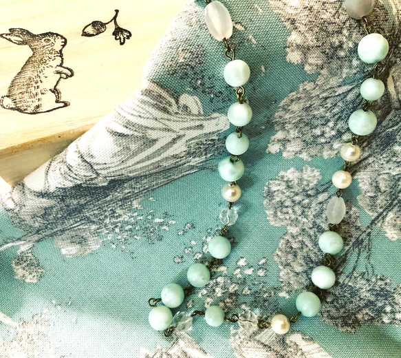 優しみあふれるエンジェライトと水晶、本真珠の癒しアンティーク調ロングネックレス 1枚目の画像