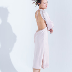 着物リメイク ソフトピンク袖付きオープンバックワンピース　 2枚目の画像