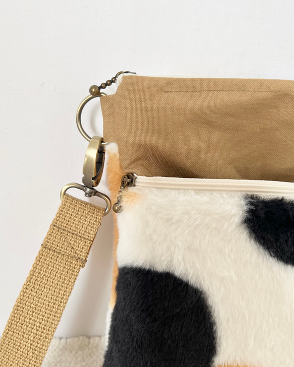 〈マチなし〉三毛猫　ボアサコッシュ　ショルダーバック akaneko  ファー　ハンドメイド　アニマルボア　猫バッグ 4枚目の画像