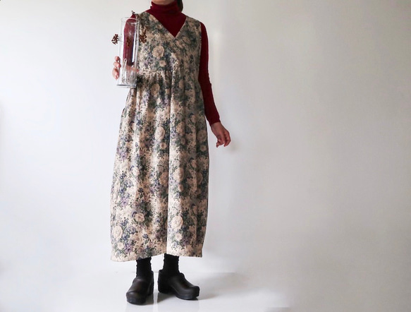 再販開始//野ばら**アンティーク花束*Blue　*ギャザーポケット　前後２way着回し　エプロンワンピース　 2枚目の画像