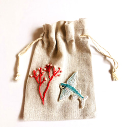 手縫い刺繍　トビウオのミニ巾着　オーダー品 1枚目の画像