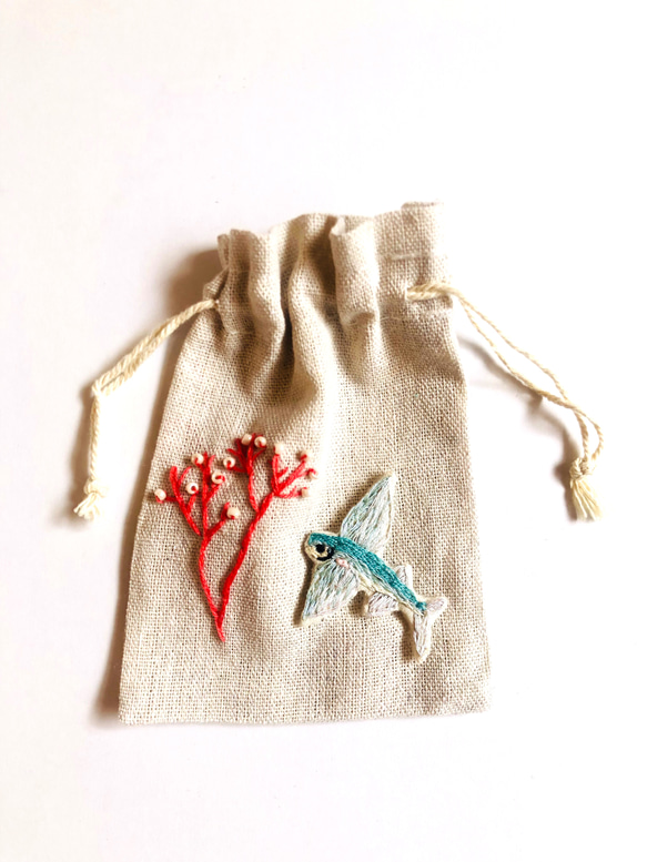 手縫い刺繍　トビウオのミニ巾着　オーダー品 1枚目の画像