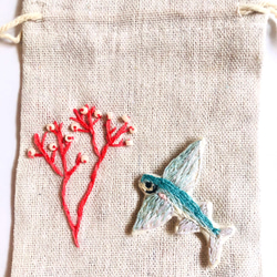 手縫い刺繍　トビウオのミニ巾着　オーダー品 3枚目の画像