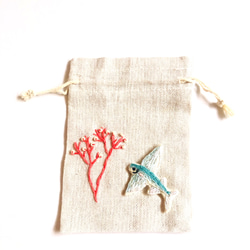 手縫い刺繍　トビウオのミニ巾着　オーダー品 2枚目の画像