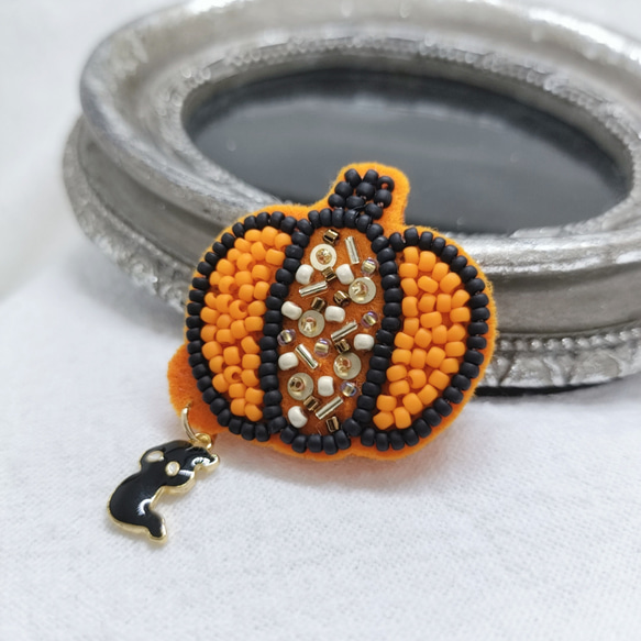 ハロウィンランタン☆ビーズ刺繍ブローチ 2枚目の画像