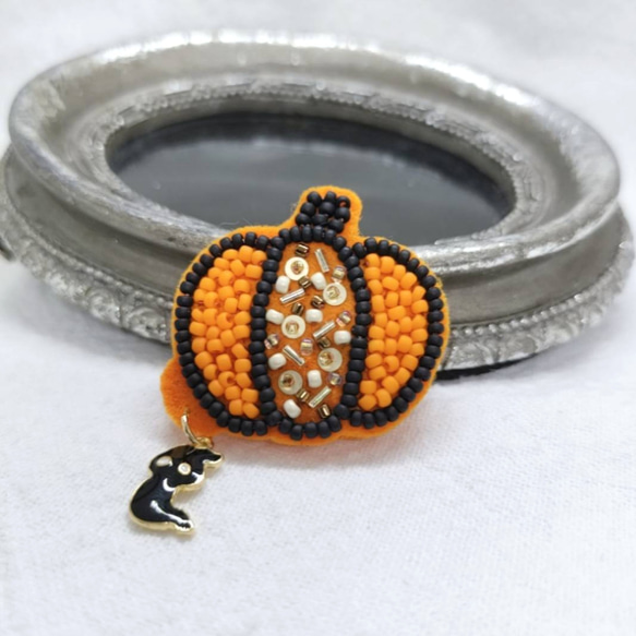 ハロウィンランタン☆ビーズ刺繍ブローチ 1枚目の画像