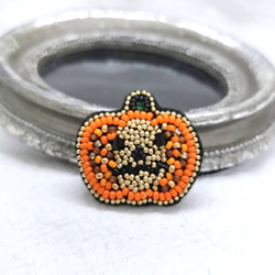 ハロウィンランタンM☆ビーズ刺繍ブローチ 1枚目の画像