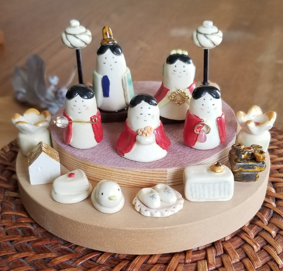 陶の小さなお雛様（2段飾り円形） Japanese doll figurines22-006 1枚目の画像