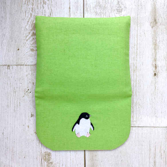 お座りアデリーペンギンの刺繍ポケットティッシュケース（フラワー） 3枚目の画像