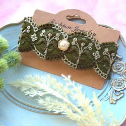 モスグリーンの小花柄インド刺繍リボンのヘアバレッタ（金具7センチ