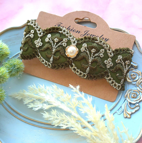 モスグリーンの小花柄インド刺繍リボンのヘアバレッタ（金具7センチ