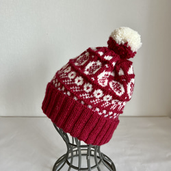 【受注生産】【手編み】　北欧風　編み込みニット帽　花柄　赤白のツートーン　ポンポン付き
