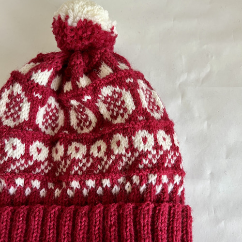 赤い編み込み模様のニット帽 受注生産＞【手編み】 北欧風 編み込みニット帽 花柄 赤白のツートーン