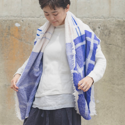 超輕緊緻，膚色明亮，大號羊毛紗質披肩藍色格紋亞麻布【TATEYOKO】 第4張的照片