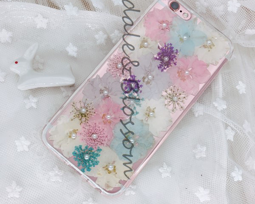 ぴ*ー様 プラダ　iPhone15 ケース　花柄　日本限定品 プラダより乙女心くすぐる花柄iPhoneケース、ミニバッグなどが