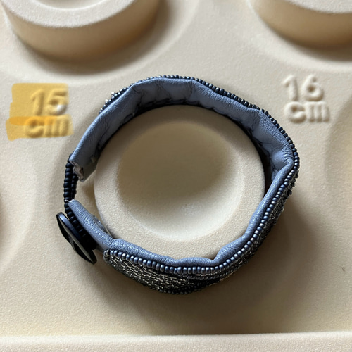 受注制作】#59 overlapping pieces 本革ビーズ刺繍ブレスレット