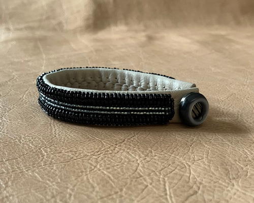 受注制作】#65 black×blue line 本革ビーズ刺繍ブレスレット